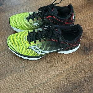 MEN'S Saucony KINVARA running shoes, size 9.  Good condition.